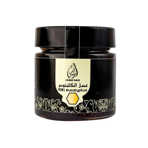 Pot de miel d’eucalyptus 250g avec étiquette J’aime Ardi posé sur fond blanc