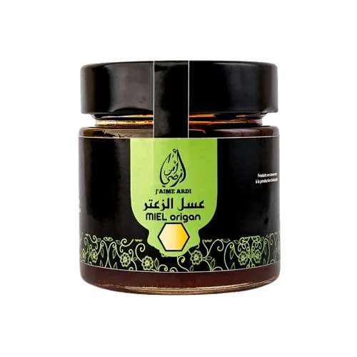 Pot de miel d’origan 250g avec étiquette J’aime Ardi posé sur fond blanc